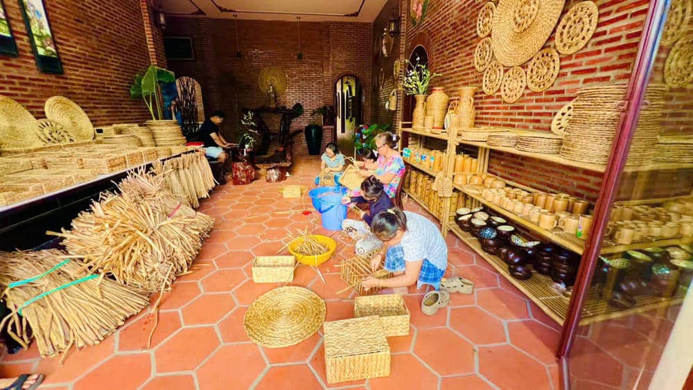 DISCOVER THE ART OF WATER HYACINTH WEAVING IN THE MEKONG DELTA (2)