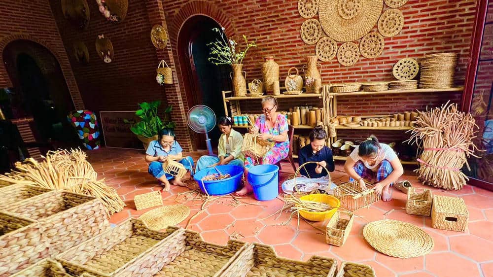 DISCOVER THE ART OF WATER HYACINTH WEAVING IN THE MEKONG DELTA (3)