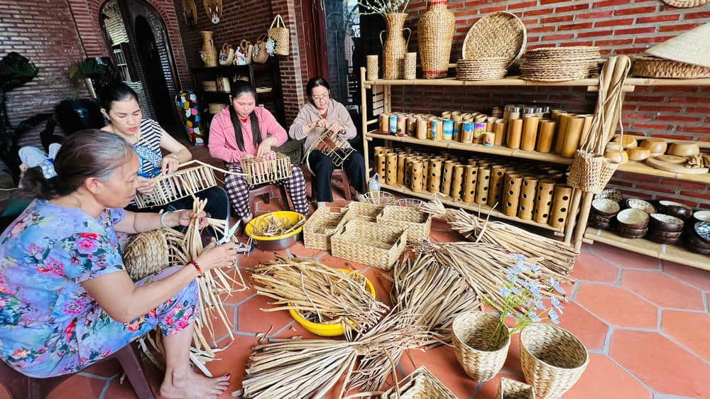 DISCOVER THE ART OF WATER HYACINTH WEAVING IN THE MEKONG DELTA (7)