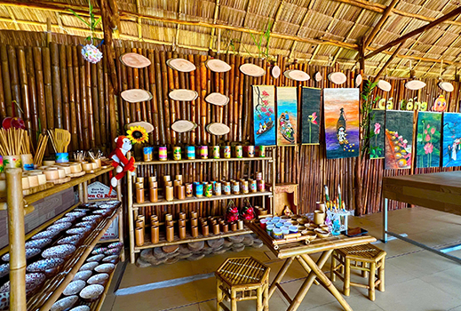 Visit the bamboo house, the handicraft wood farm